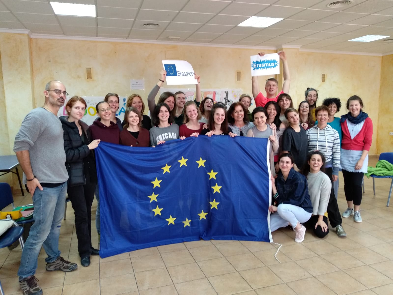 Grupo Erasmus+ con bandera europea